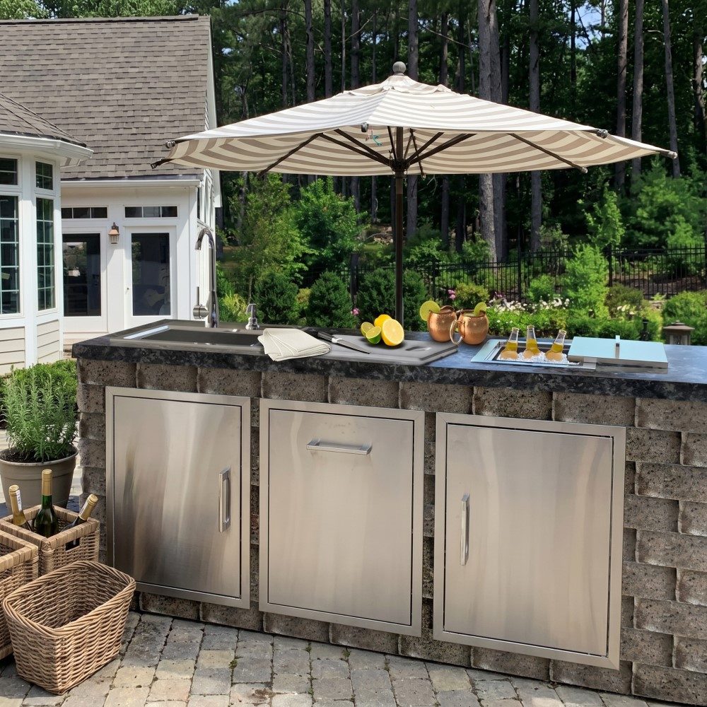 Patio bar: Bar island with sink, ice well, and full-height access doors.